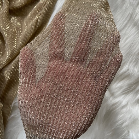 PrettyLittleThing Gold Metallic Plisse Ruched Front Bardot Bodycon Dress US6 - Picture 5 of 12